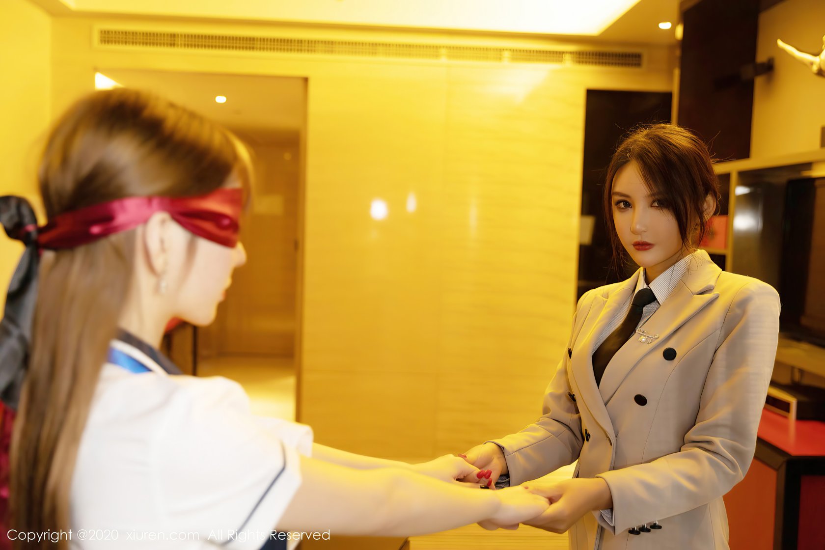 XIUREN No.2857: Zhou Yuxi (周于希Sandy) & Emily顾奈奈酱 第5章 第4页
