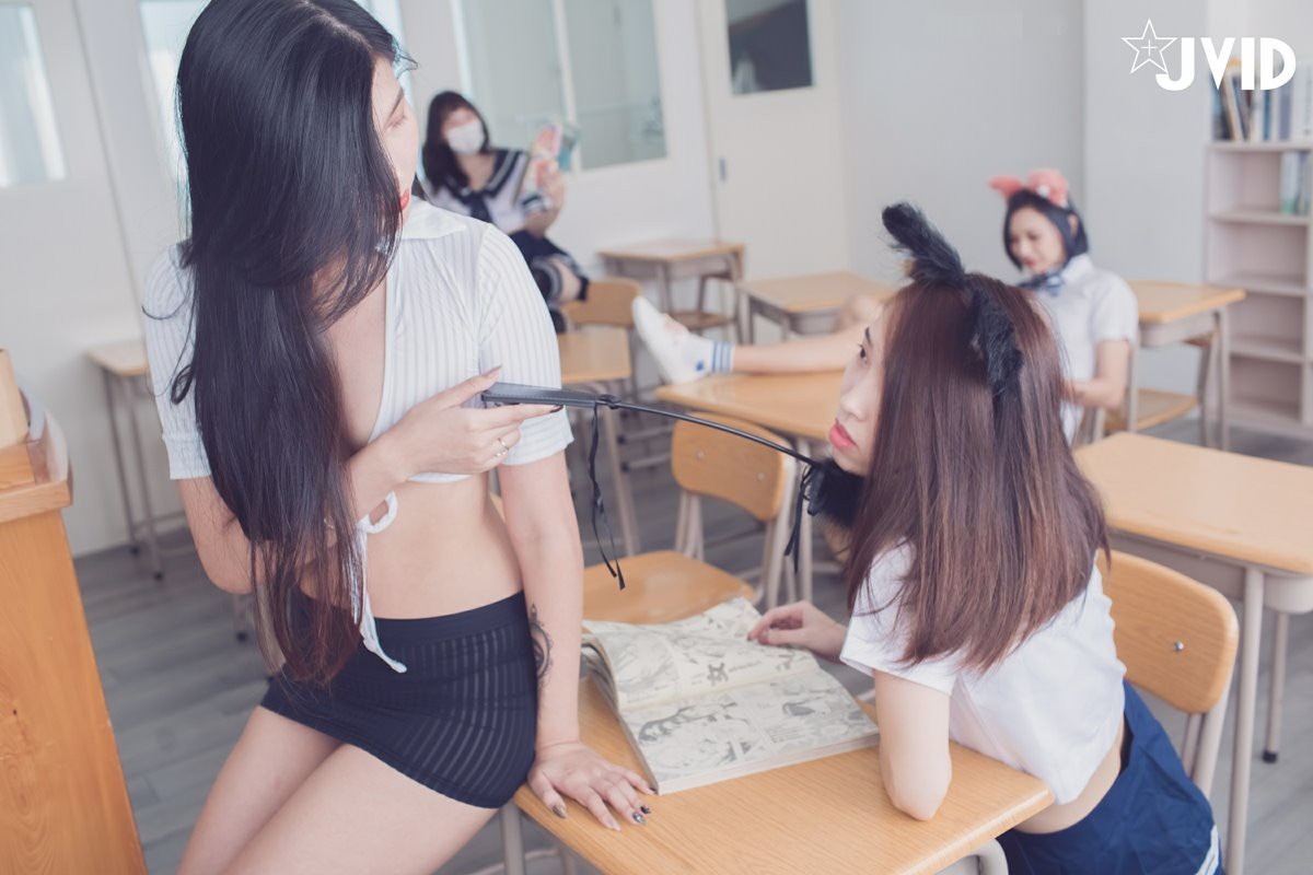 4 girls swinging in classroom 第2章 第2页