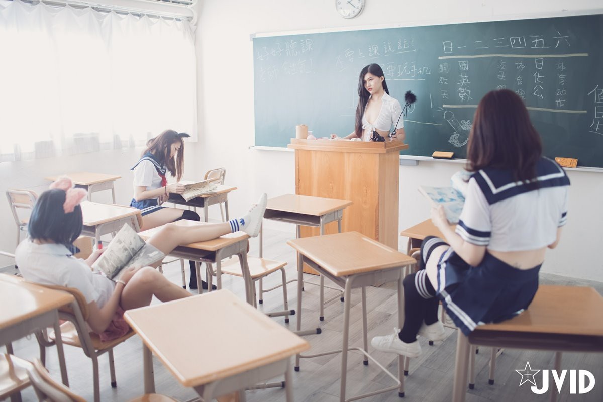 4 girls swinging in classroom 第5章 第8页