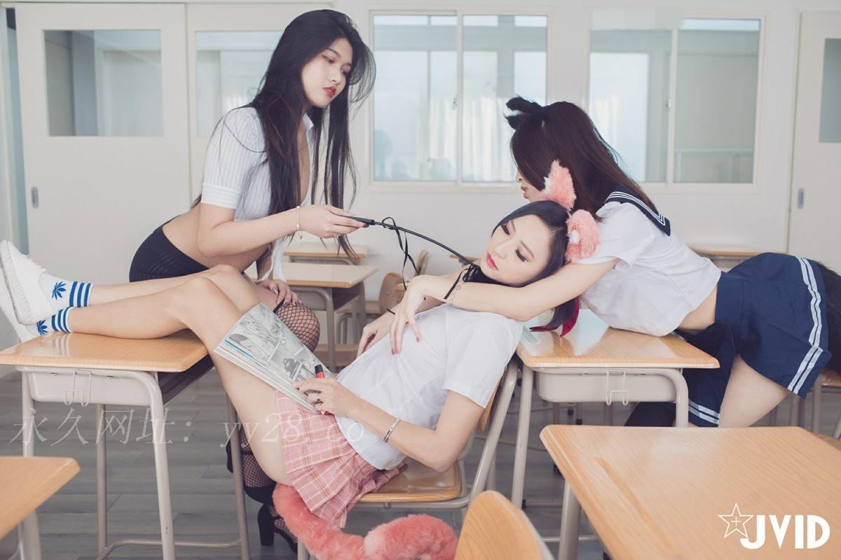 4 girls swinging in classroom 第6章 第9页