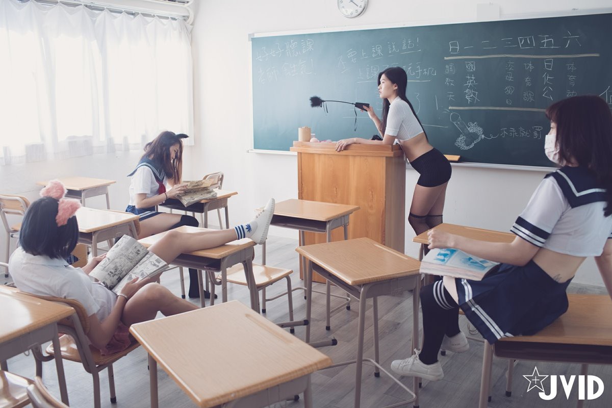 4 girls swinging in classroom 第8章 第8页