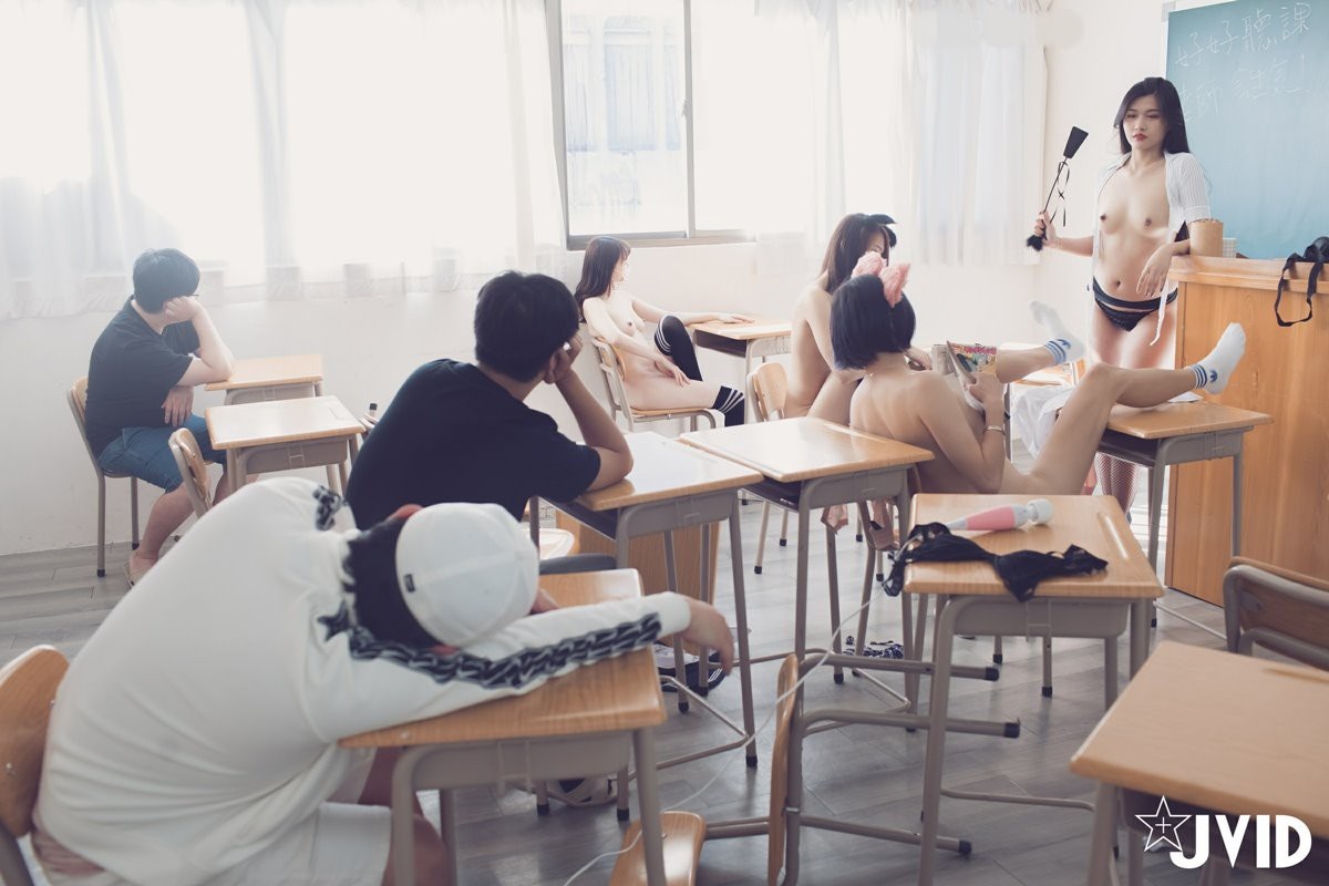 4 girls swinging in classroom 第5章 第3页